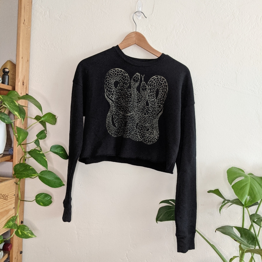 Interwoven Snakes 🐍 Cropped Sweatshirt